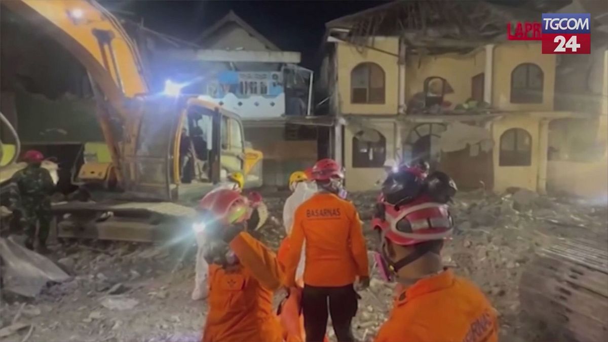Indonesia, si aggrava il bilancio delle vittime per il crollo di una scuola