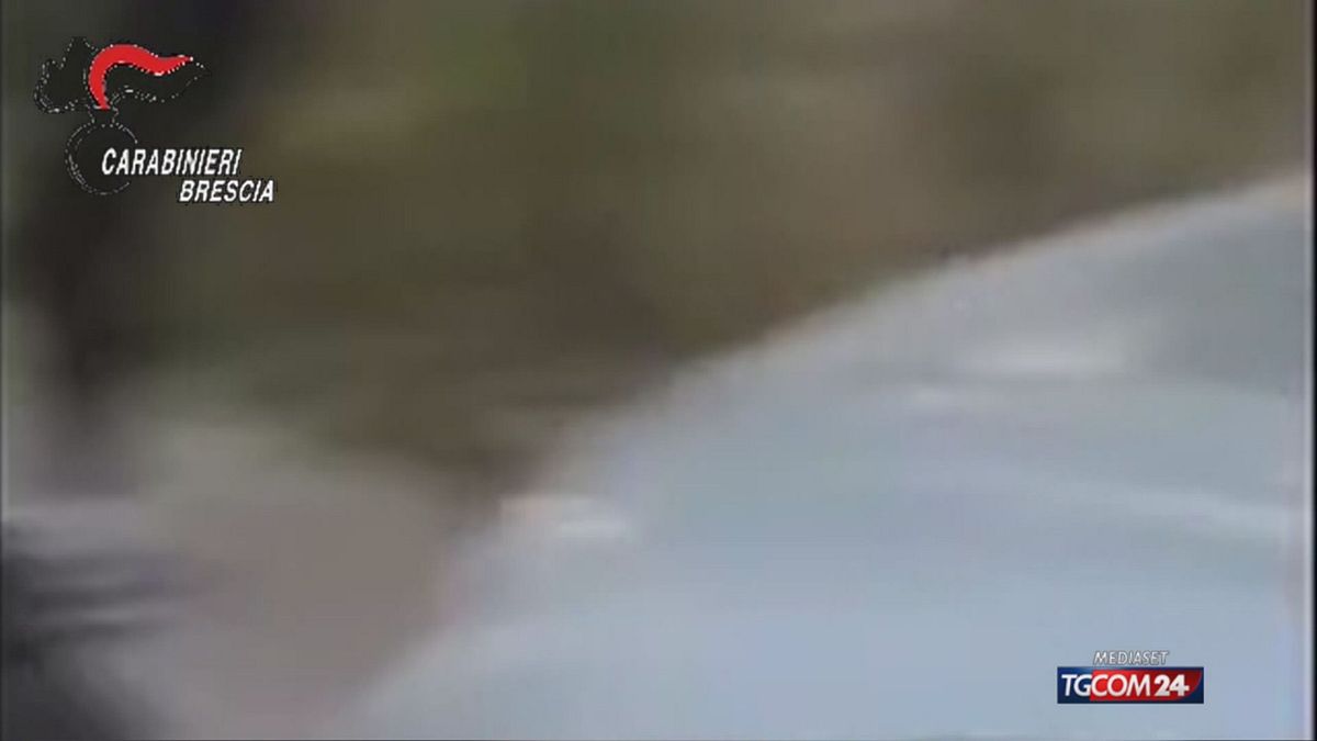 brescia sparatoria nel campo nomadi il video sul cellulare del figlio risolve il giallo