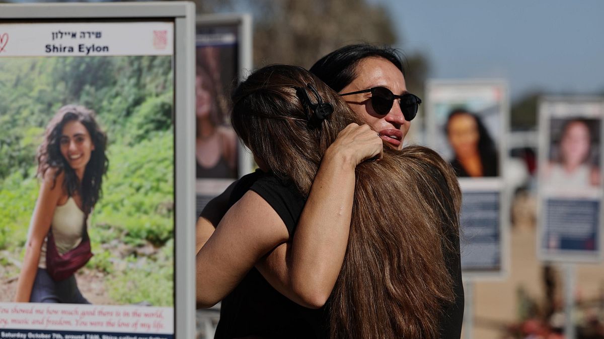 Gaza, due anni fa il massacro del 7 ottobre: le famiglie sul luogo dell