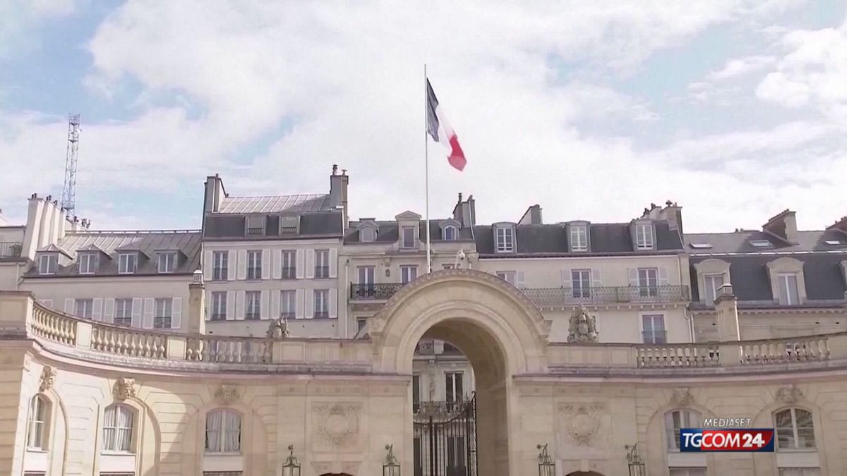 Francia nel caos, Macron dà 48 ore a Lecornu: "Trovi una quadra o mi assumo le responsabilità"