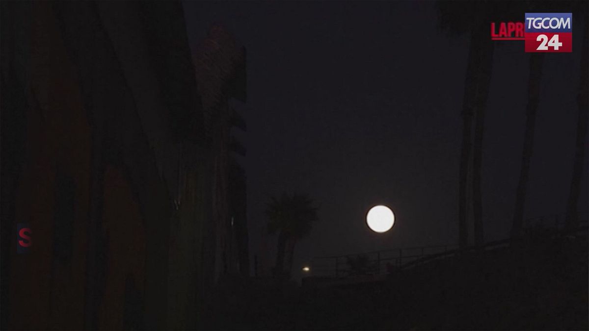 Super Luna, le spettacolari immagini del nostro satellite sui cieli di Tijuana