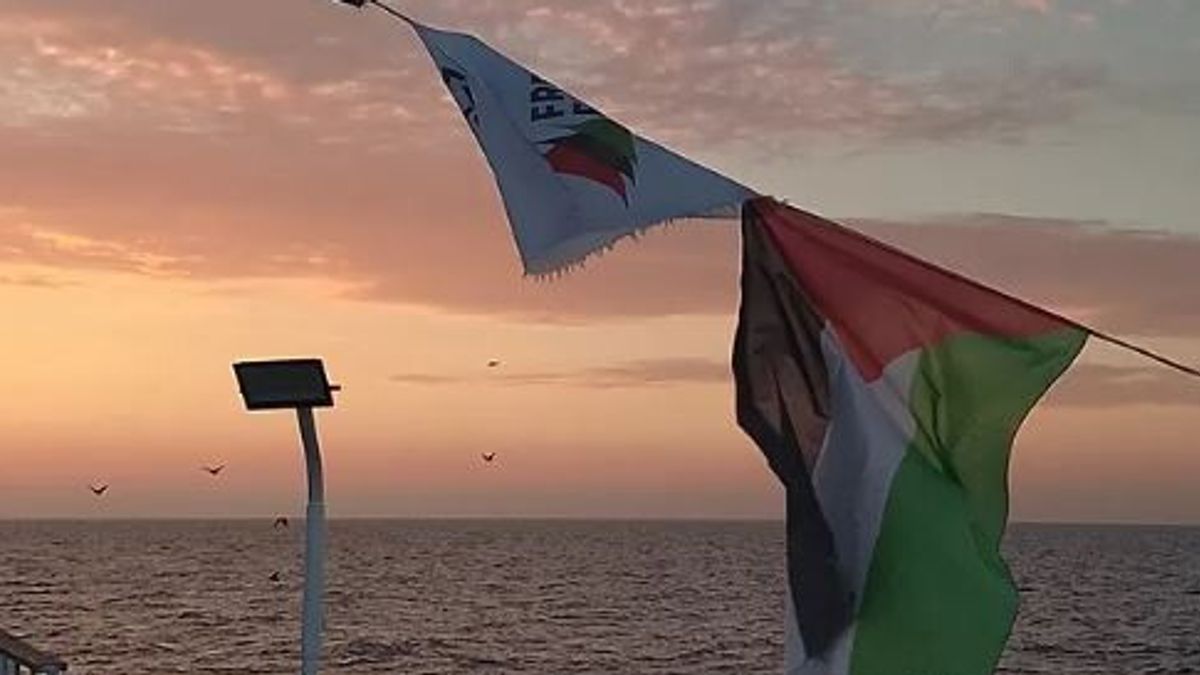 gaza nuova flotilla con a bordo sei italiani a 24 ore dalla zona rossa