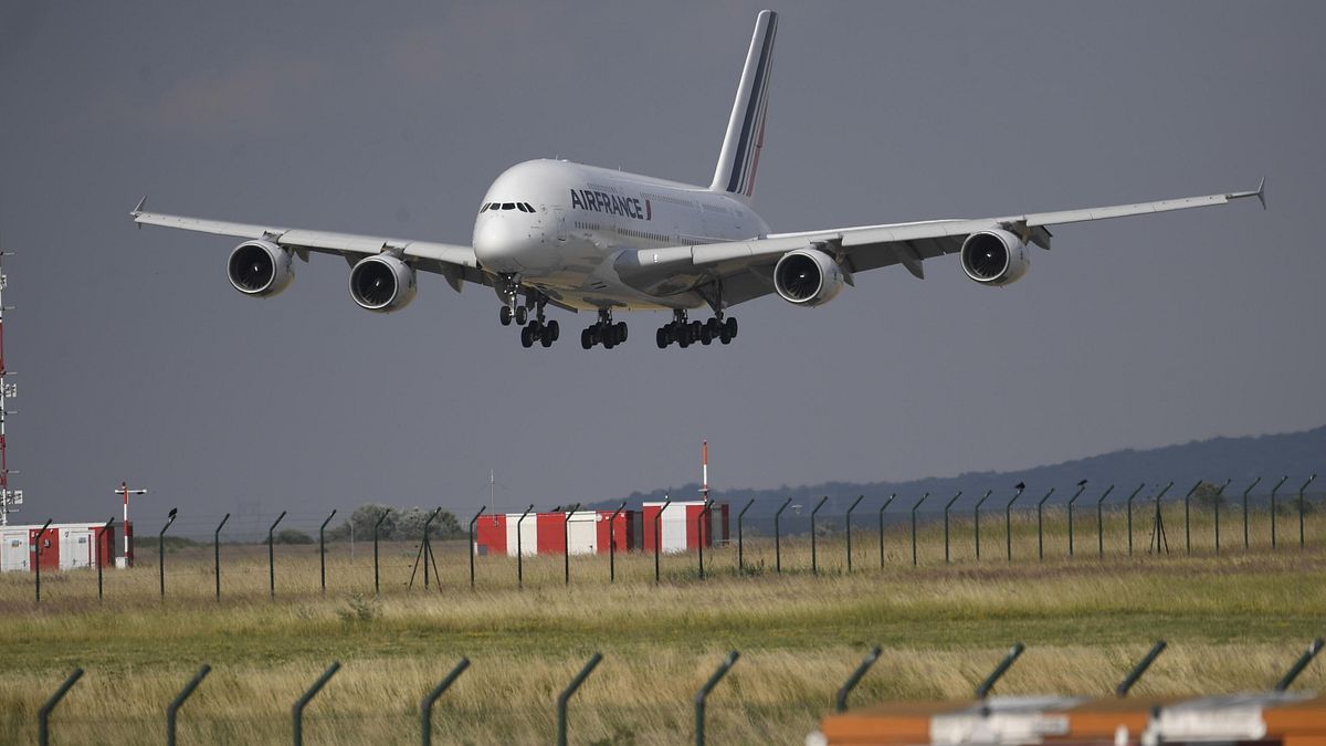 Negli Usa aeroporti sotto pressione: lo shutdown taglia i controllori, cresce la paura