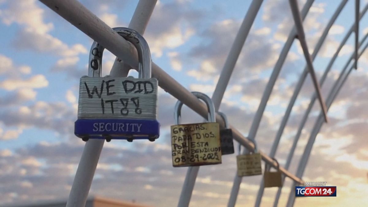 Messico, dai migranti lucchetti appesi al ponte