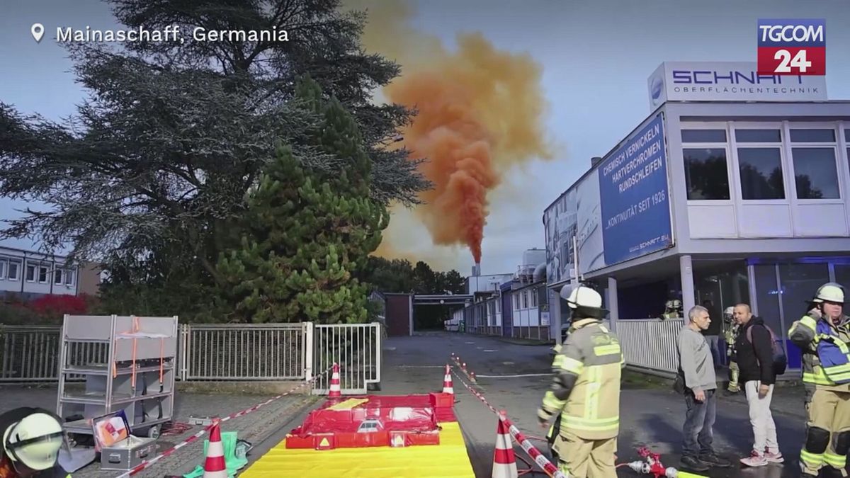 germania incidente chimico a mainaschaff nube tossica colora il cielo di arancione