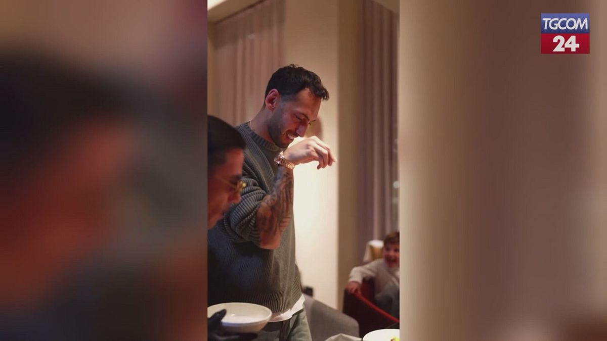 calhanoglu chef per un giorno con salt bae la celebre pioggia di sale conquista i social