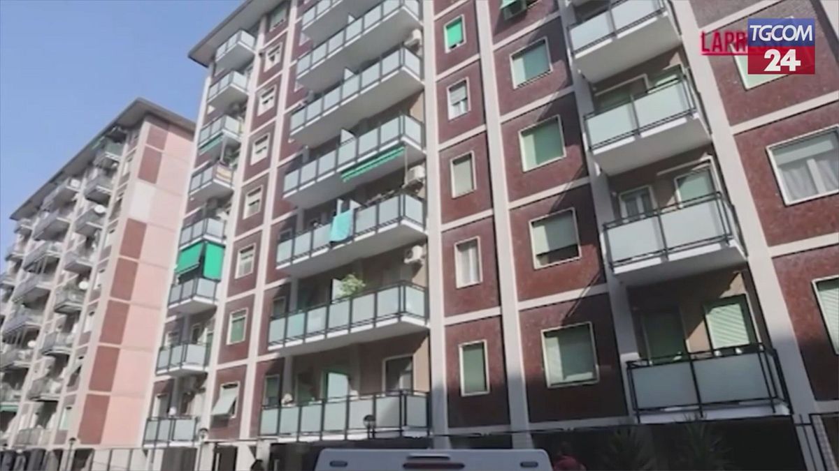 Sesto San Giovanni, muore gettandosi dal balcone prima dello sfratto: la scientifica sul posto