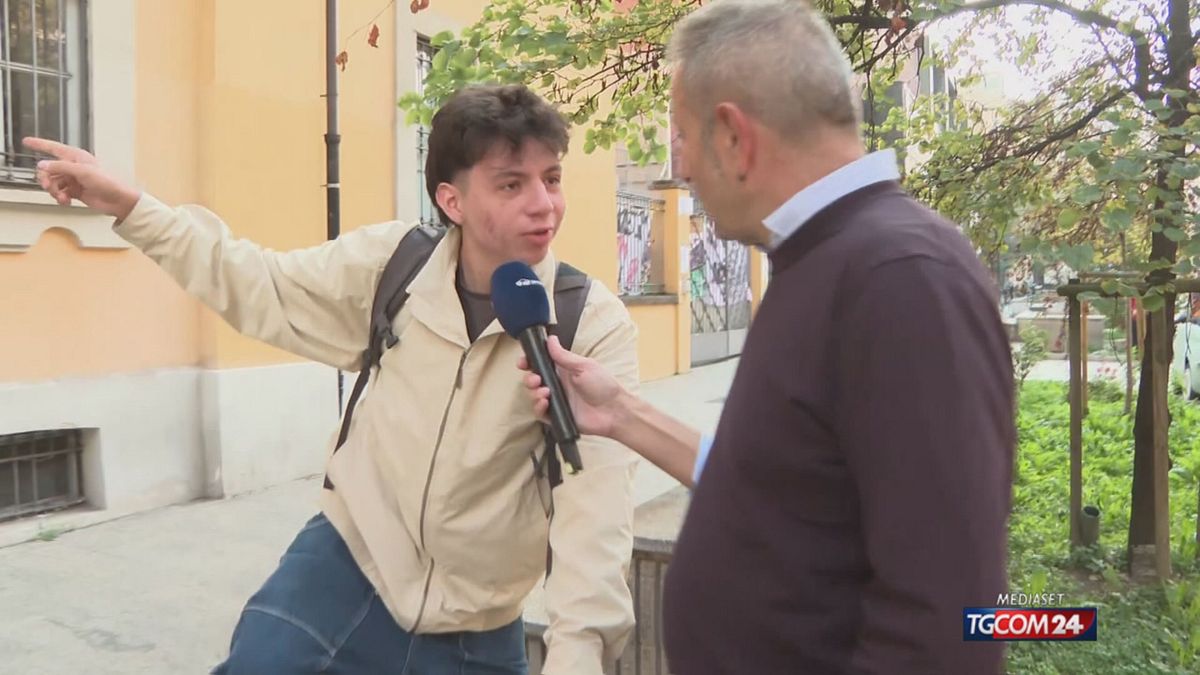 milano statale occupata con cartello sbirri morti