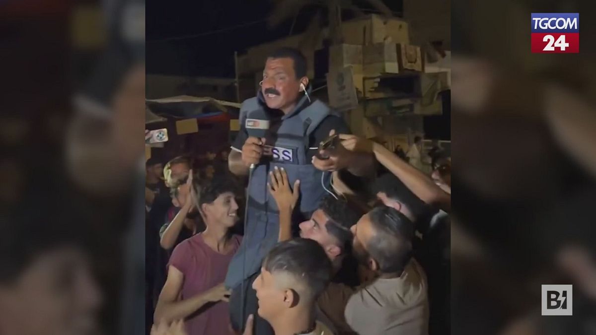 gaza reporter preso in spalla durante la diretta dai palestinesi in festa