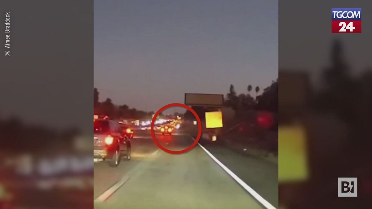 california elicottero medico precipita tra le macchine sull autostrada