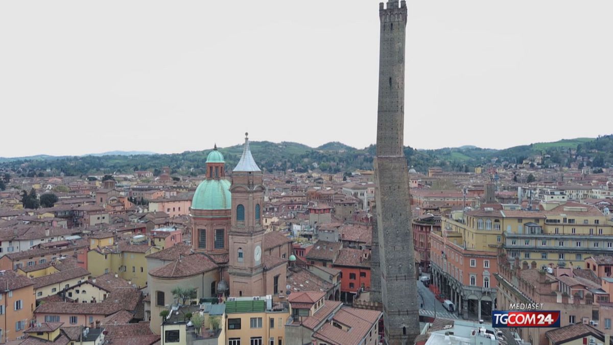 bologna la torre garisenda 232 tornata a muoversi