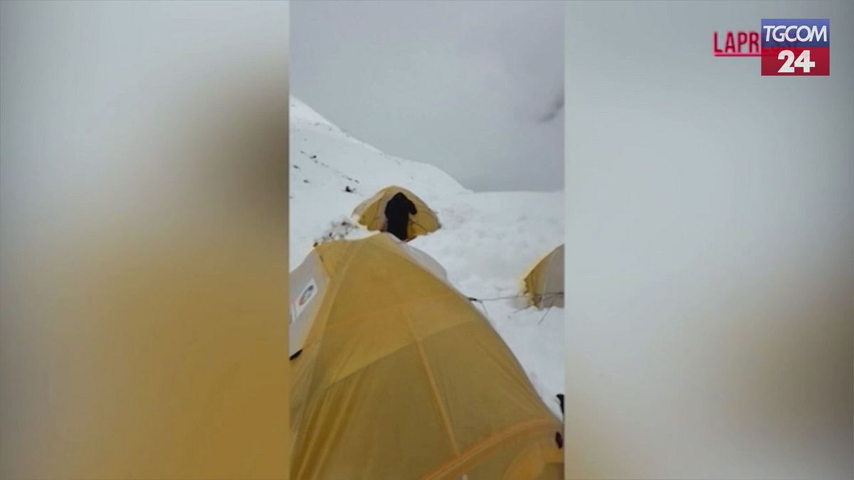 everest in 900 bloccati nella tormenta le immagini del salvataggio