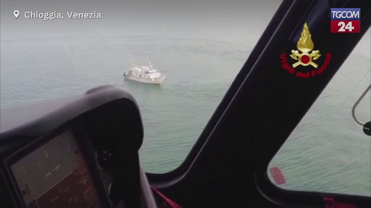 Malore su un peschereccio, marinaio soccorso al largo di Chioggia
