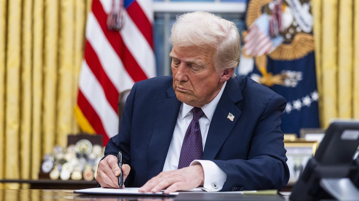 Trump: "Democratici kamikaze, shutdown è colpa loro" | "È il più lungo della storia americana" | Faa annuncia taglio del traffico aereo del 10%