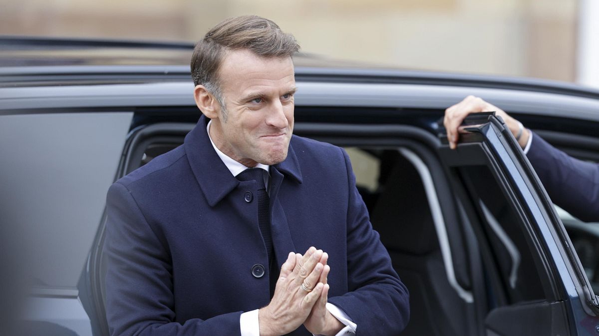 Francia, Macron: "Un cammino per il compromesso è possibile" | Ma i socialisti: "Pronti alla sfiducia"