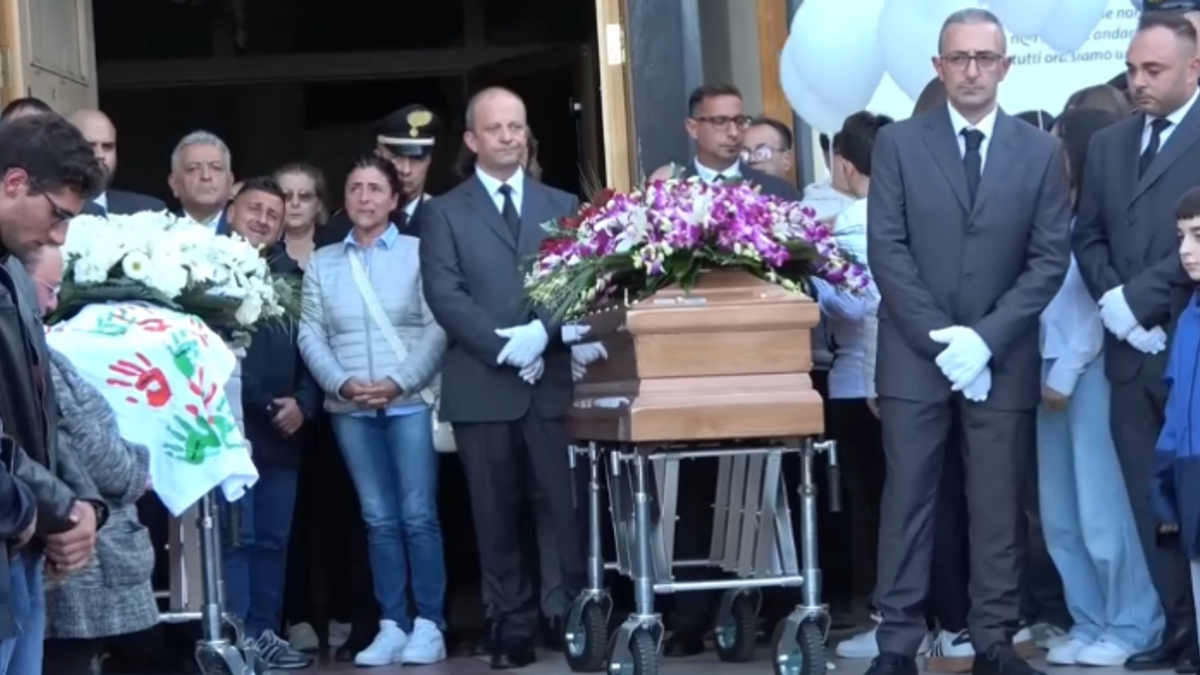 in centinaia ai funerali di elisa e cosimo a paupisi
