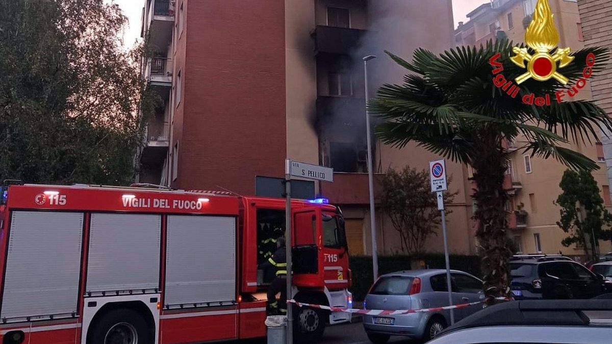 incendio in un condominio nel milanese muoiono padre madre e figlio il capofamiglia torna nella casa in fiamme per salvare la moglie