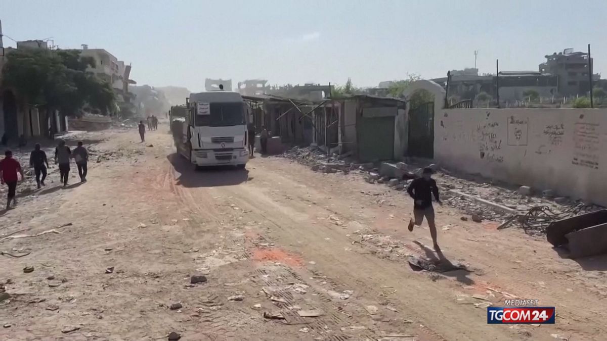 Gaza, arrivano i primi camion di aiuti