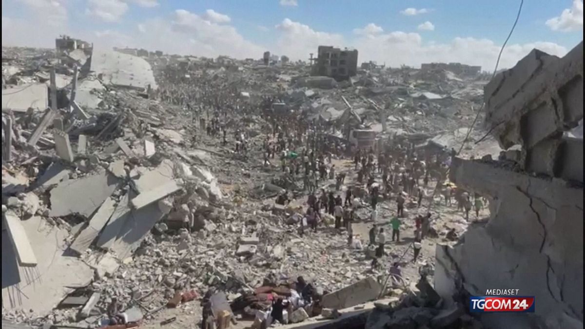 i camion di aiuti per gaza presi d assalto