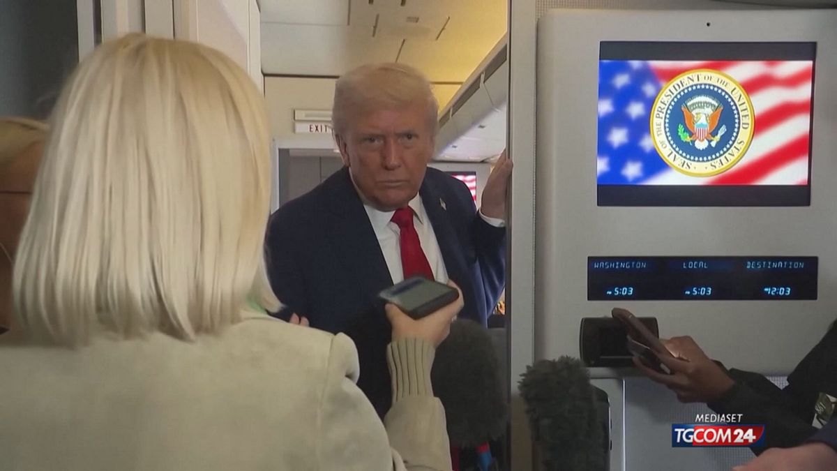 Donald Trump in volo verso Israele: "La guerra è finita. Okay? Lo capite?"