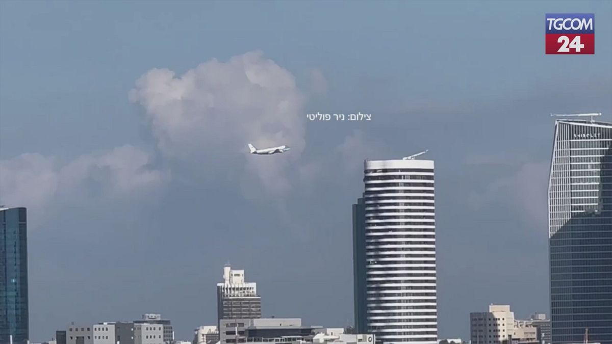 trump arriva in israele il suo airforce one vola a bassa quota sulla piazza degli ostaggi