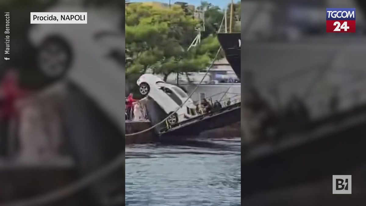 paura a procida auto si ribalta mentre scende dal traghetto
