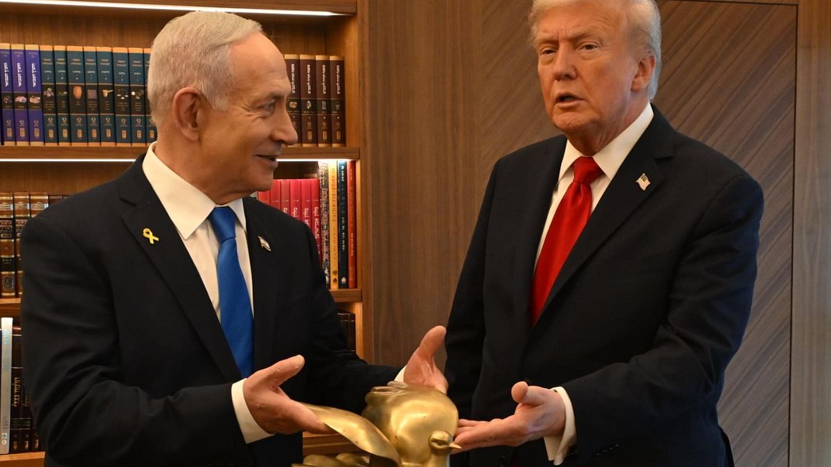Trump riceve da Netanyahu una colomba d’oro: quanto vale il dono della pace