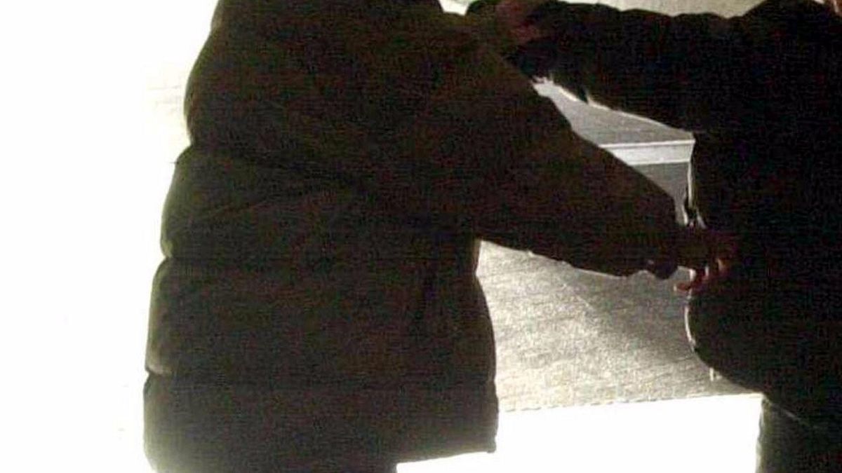 Cagliari, 62enne aggredito nei parcheggi di un supermercato: identificati due minorenni