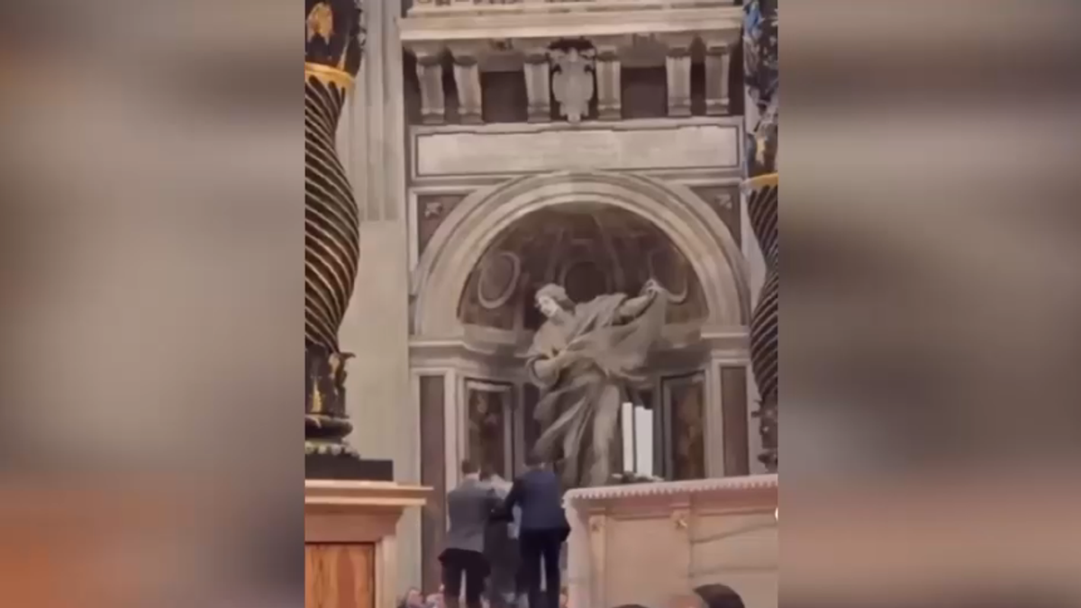 Un uomo entra nella Basilica di San Pietro e urina sull