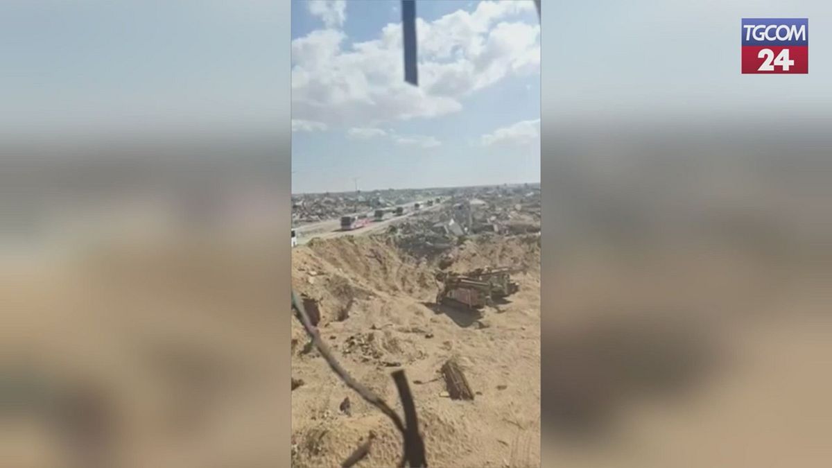 Il corteo dei bus con i detenuti palestinesi arriva a Gaza