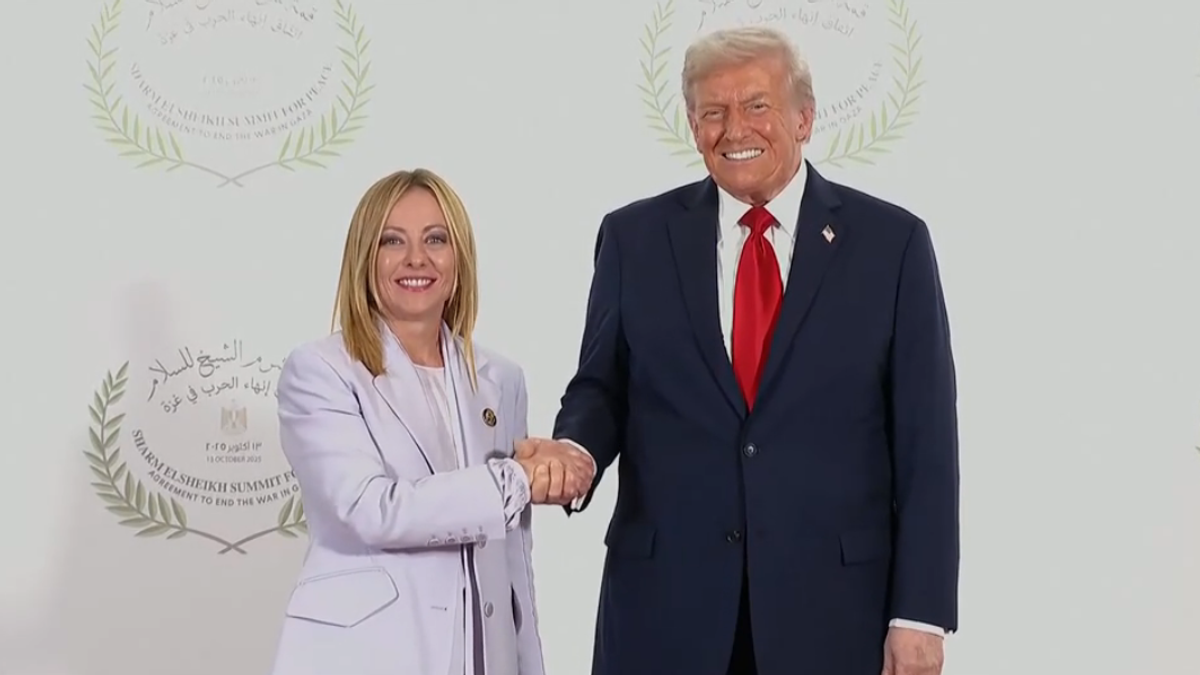 Vertice in Egitto, Trump stringe la mano a Meloni e scherza: "Chi è questa donna?"