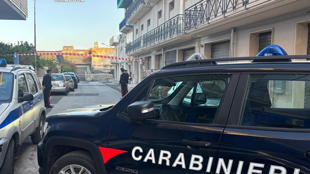 Donna ferita a coltellate dall