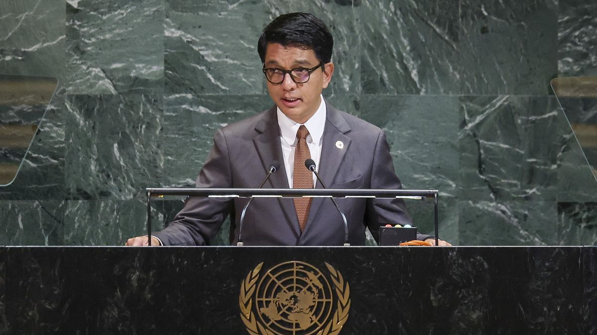 Madagascar, il presidente Rajoelina conferma la fuga: "Costretto a mettermi al sicuro"