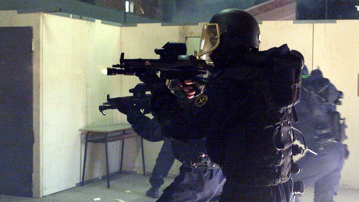 dopo la tragedia di verona riflettori sui reparti speciali dei carabinieri addestramento missioni rischi e stipendio