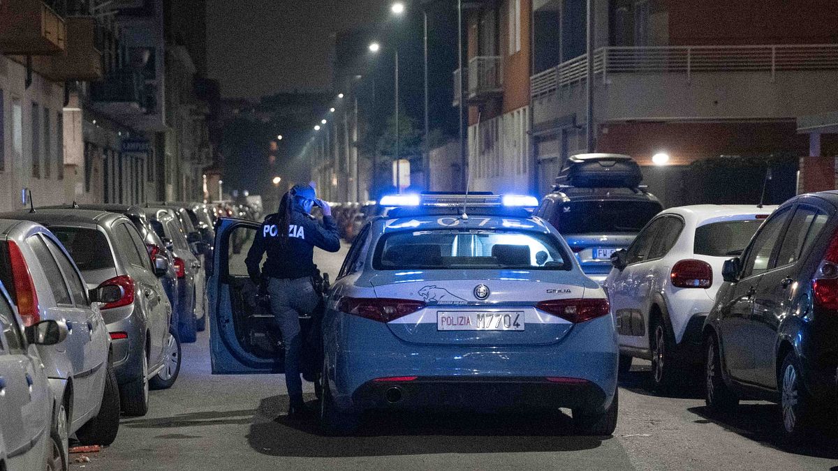 Milano, lite in casa: uomo uccide a coltellate una 29enne e tenta il suicidio | Quando hanno suonato gli agenti, la vittima ha cercato di distrarlo: "E