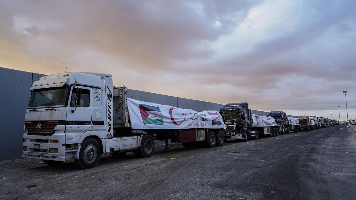 Hamas consegna i corpi di quattro ostaggi, oggi il rilascio di altre quattro salme | Media: "Israele annulla le sanzioni su Gaza, il valico di Rafah per gli aiuti umanitari sarà riaperto"