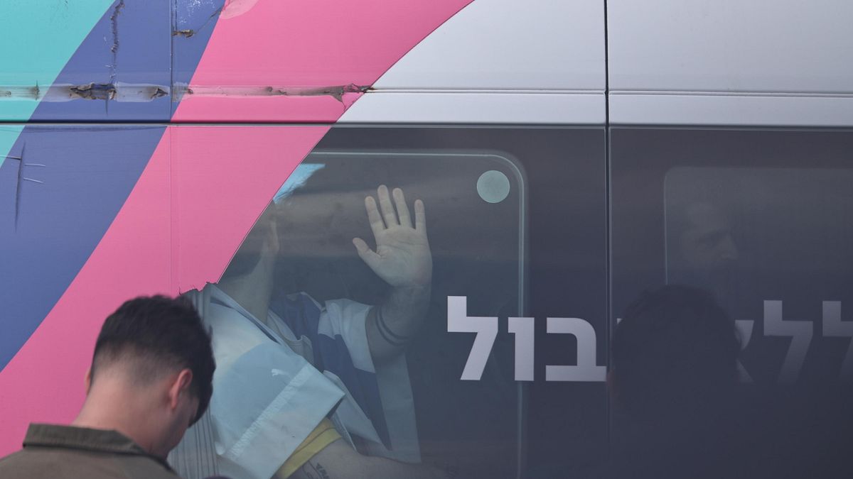 israele le testimonianze degli ostaggi liberati legati senza cibo e senza acqua