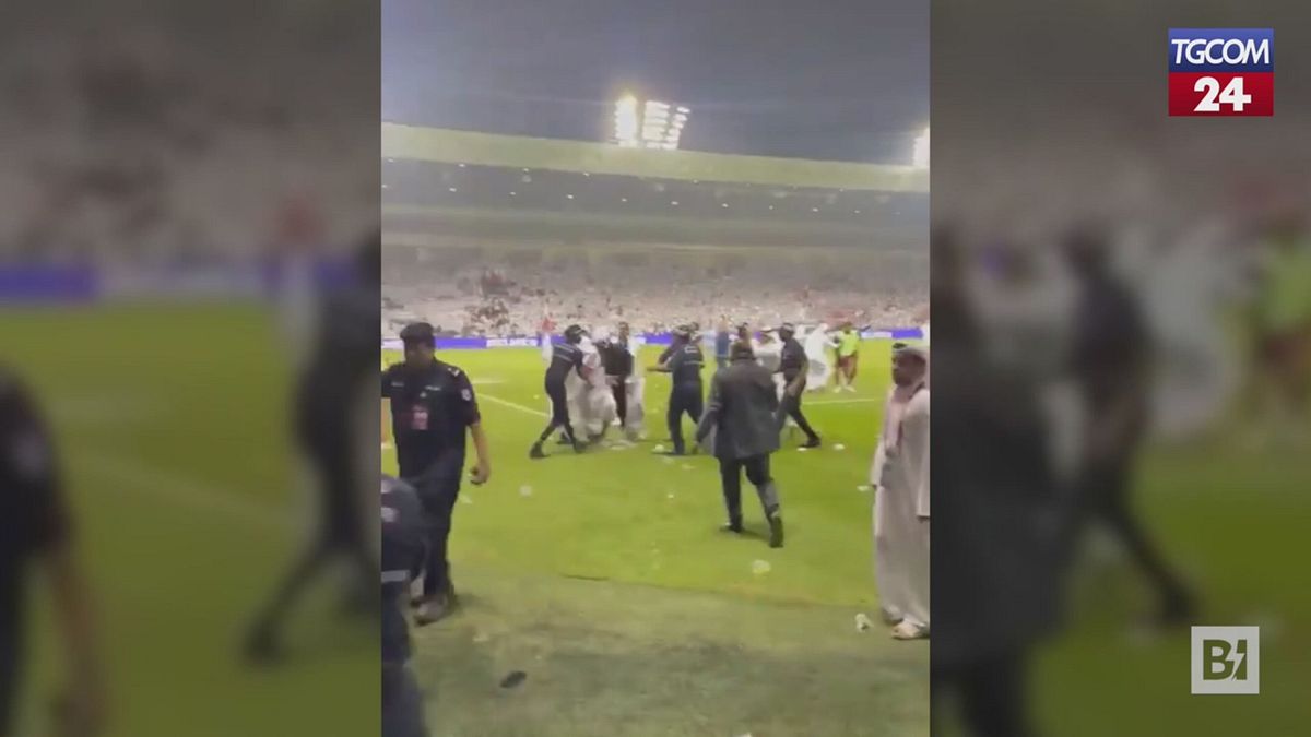 sfott242 dopo la vittoria rissa in campo tra ricchi tifosi arabi