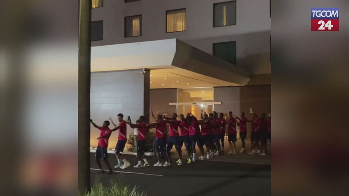 tifosi avversari provano a disturbali in hotel i calciatori scendono e ballano