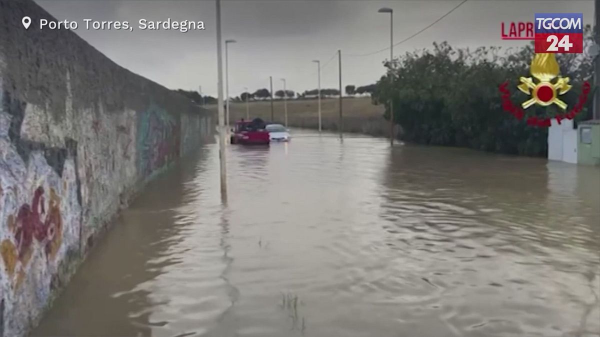 porto torres allagamenti per maltempo salvate mamma e figlia intrappolate in auto