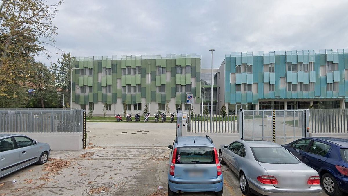 Evacuato liceo a Pescara, scatta il protocollo per maxi emergenze: "Lacrime agli occhi, abbiamo avuto paura"