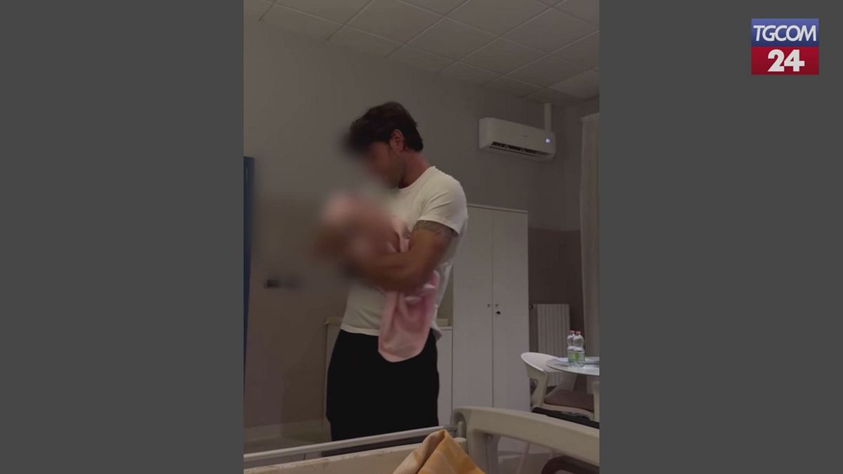 cecilia rodriguez mamma ignazio moser culla la piccola clara isabel a poche ore dal parto