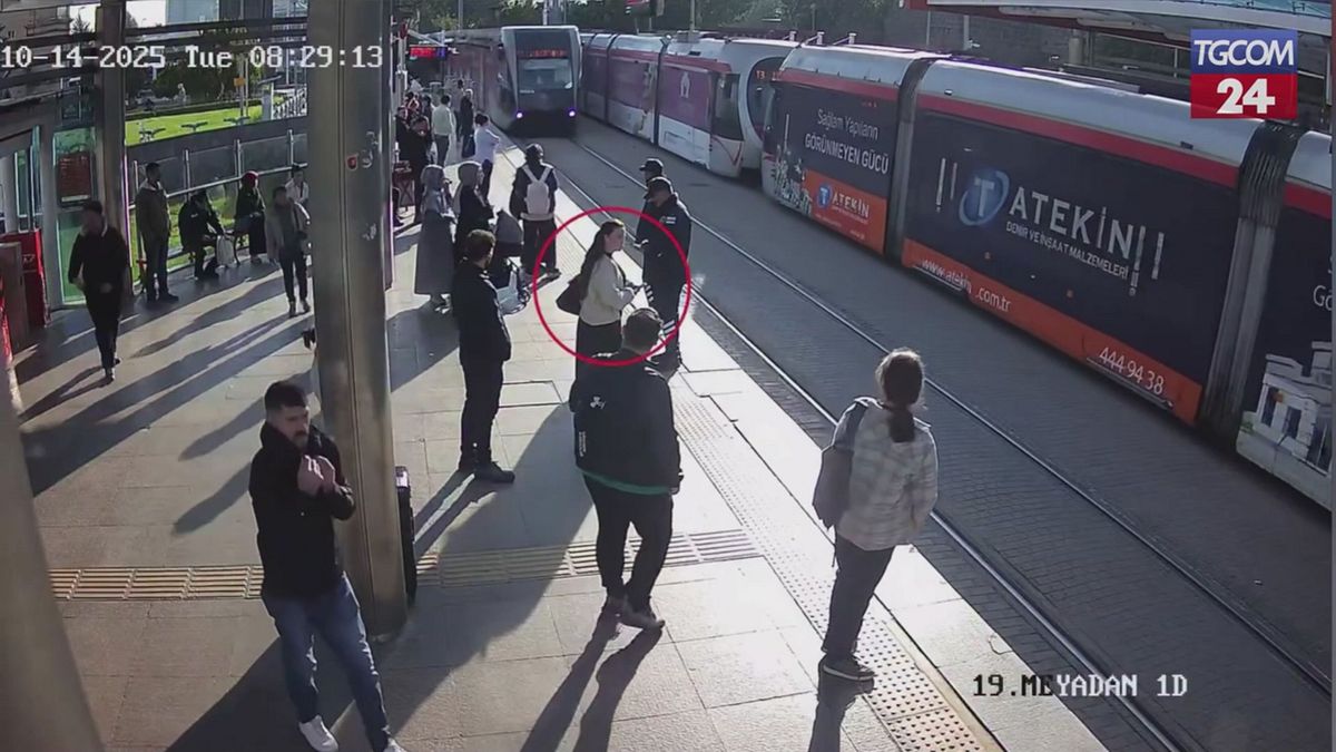 Turchia, guardia giurata salva una donna distratta che stava per essere investita da un tram