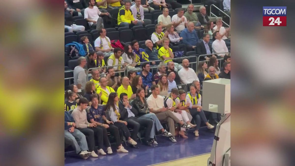 Alessia Orro, la nuova palleggiatrice del Fenerbahce tifa i compagni del basket