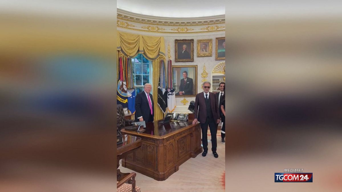 Bocelli incontra Trump nello Studio Ovale e canta "Con te partirò"