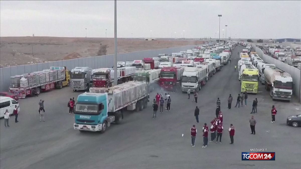 camion di aiuti in fila al valico di rafah