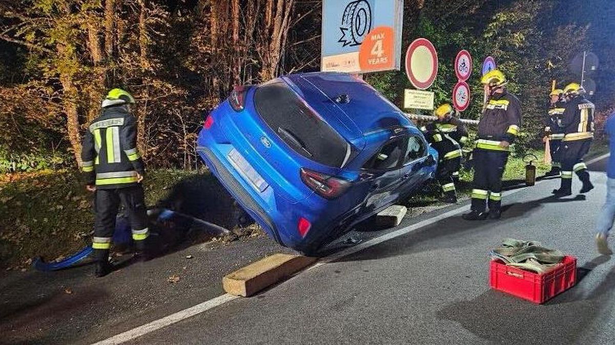 curioso incidente a bolzano esce di strada e centra il cartello che invita alla prudenza stradale