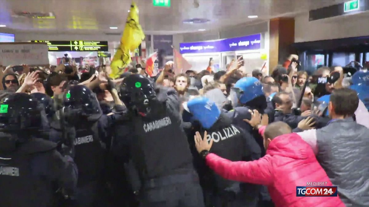Corteo Gkn, scontri con la polizia all