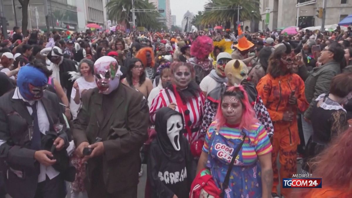 le strade di citt224 del messico si popolano di zombie