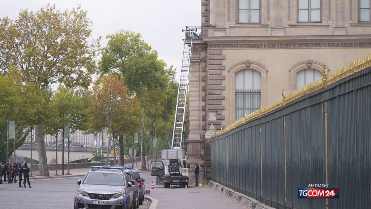 furto al louvre i rilievi della polizia francese